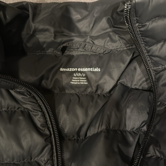 Amazon Black Lightweight Water-Resistant Packable Puffer Vest. Size Small - Picture 6 of 6